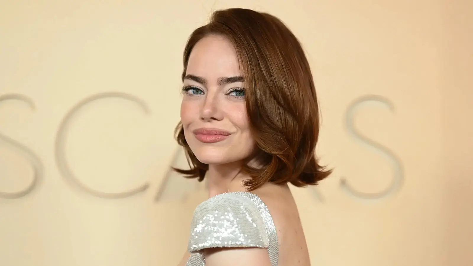 اما استون (Emma Stone) در مراسم اسکار ۲۰۲۶ با لباس مجلسی درخشان