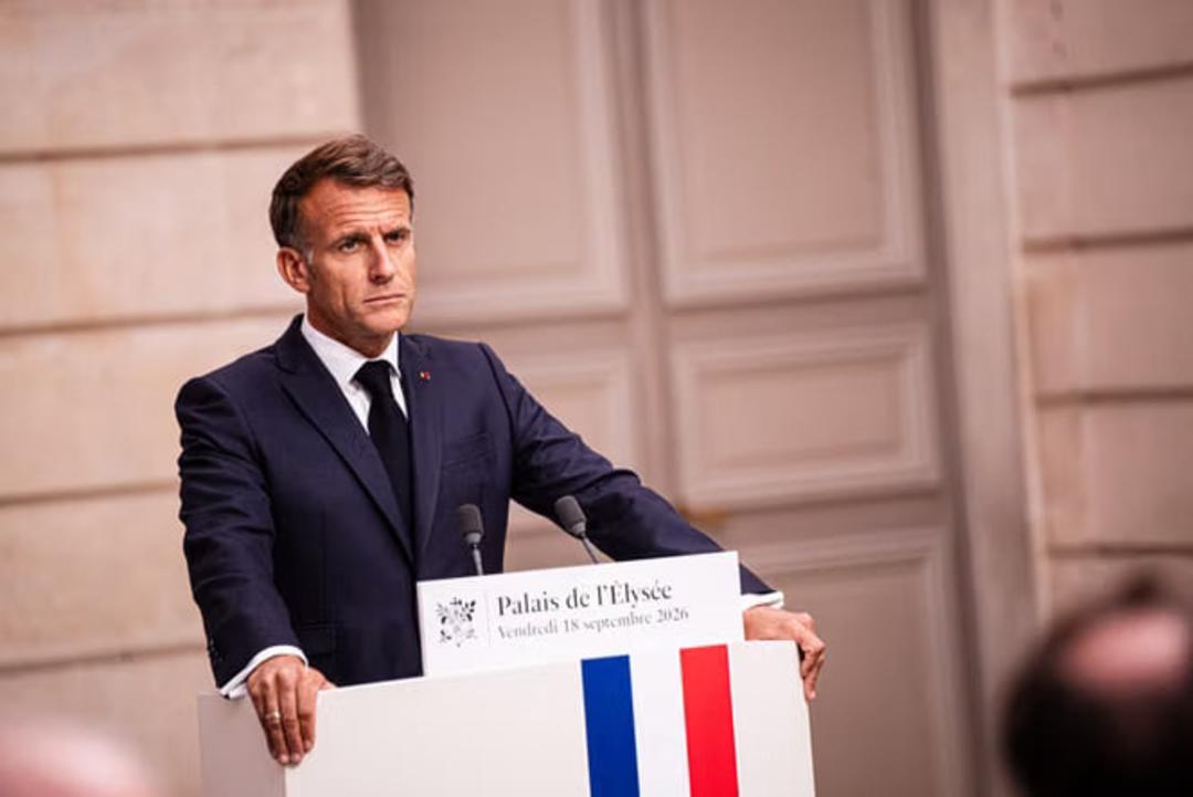 امانوئل مکرون (Emmanuel Macron) پشت تریبون کاخ الیزه ایستاده است
