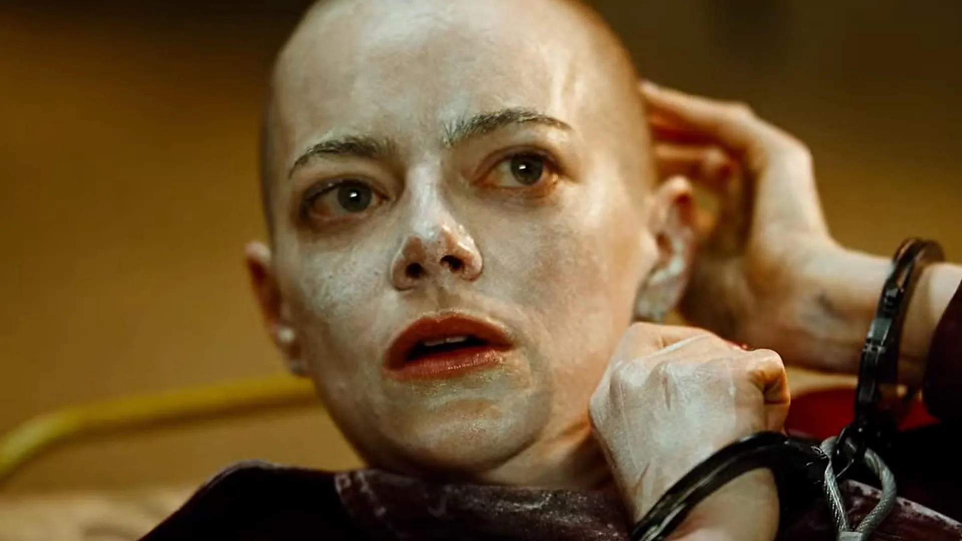 اما استون با سر تراشیده در فیلم بوگونیا