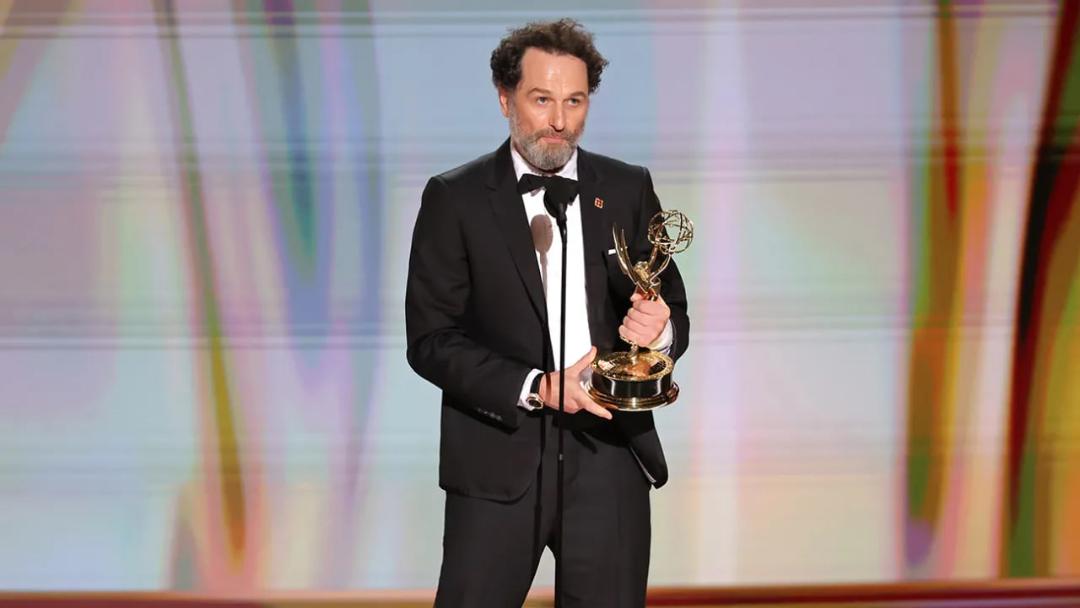 جایزه امی (Emmy Award) در دست مردی برنده در مراسم اهدای جوایز