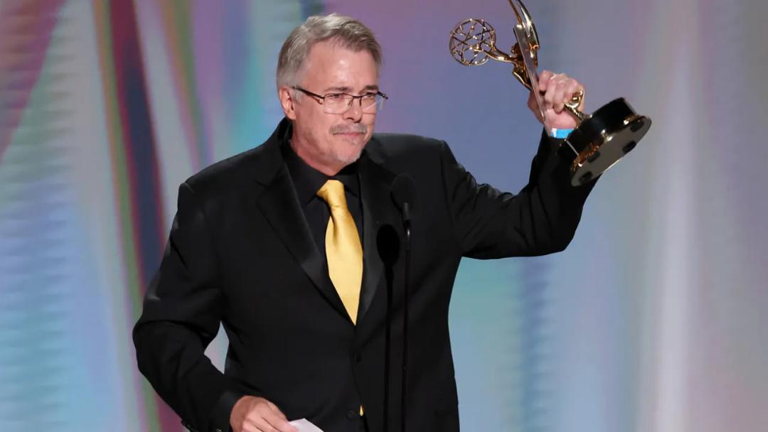 جایزه امی (Emmy Award) در دست برنده مراسم جوایز تلویزیونی