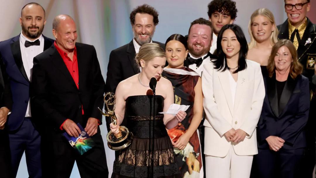 برندگان جایزه امی (Emmy Awards) در مراسم اهدای جوایز در حال ایستادن
