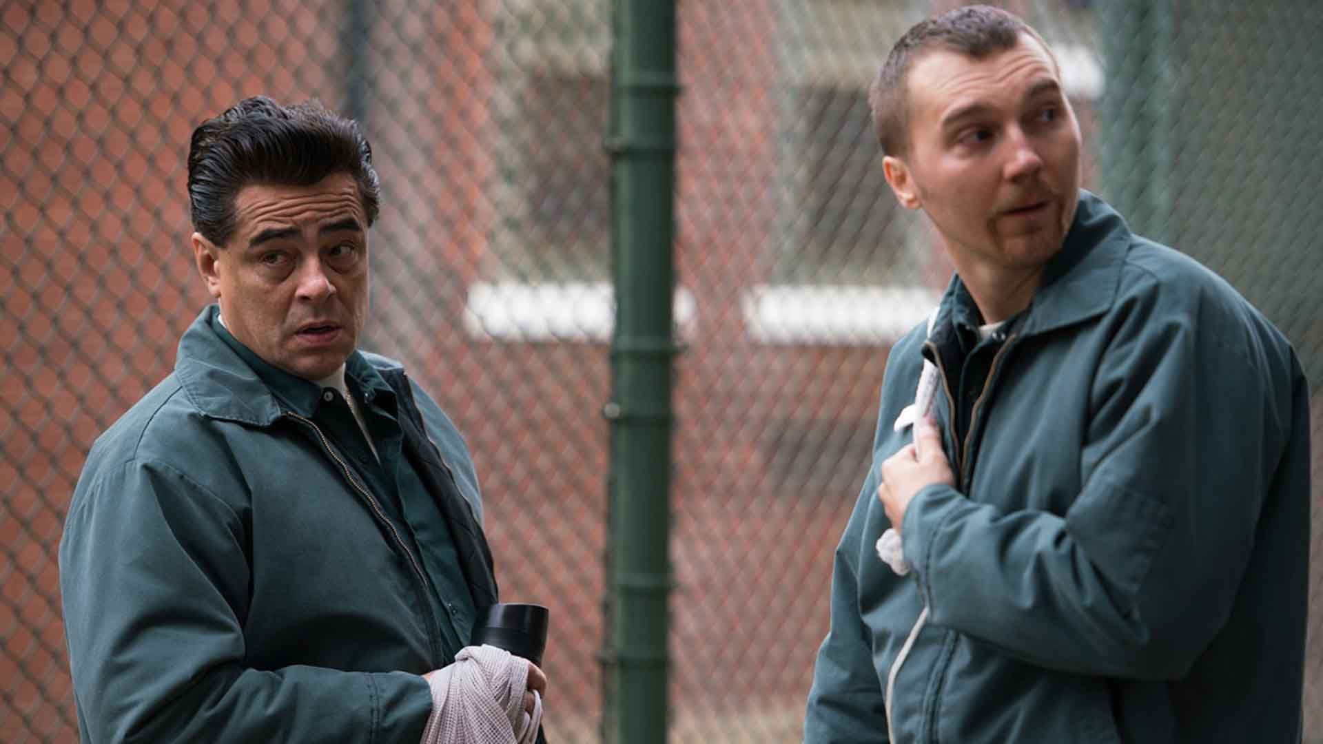 بنیسیو دل تورو و پل دینو در سریال Escape at Dannemora