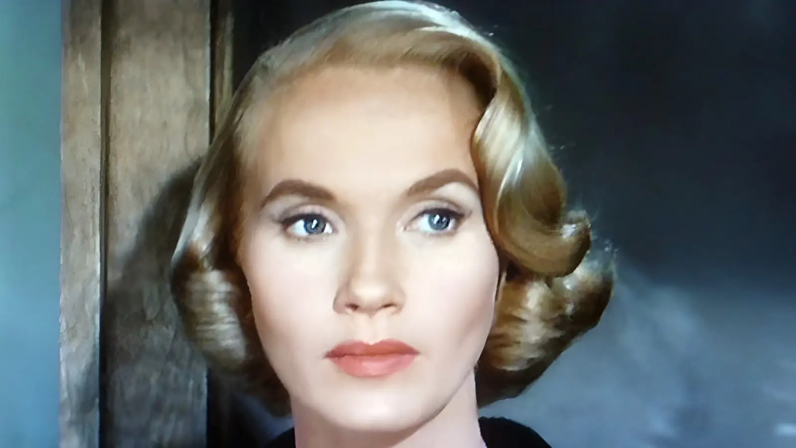 چهره اوا ماری سنت (Eva Marie Saint) با موهای بلوند و نگاهی متفکرانه