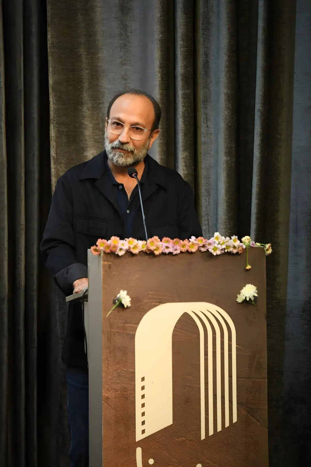 فرهادی (Farhadi) پشت تریبون در مراسم شب پیشکسوتان صدا