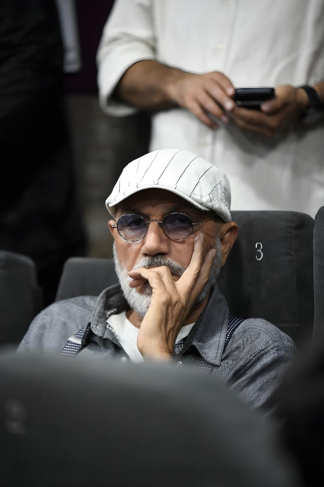 فرهادی (Farhadi) با کلاه سفید و عینک در مراسم شب پیشکسوتان صدا