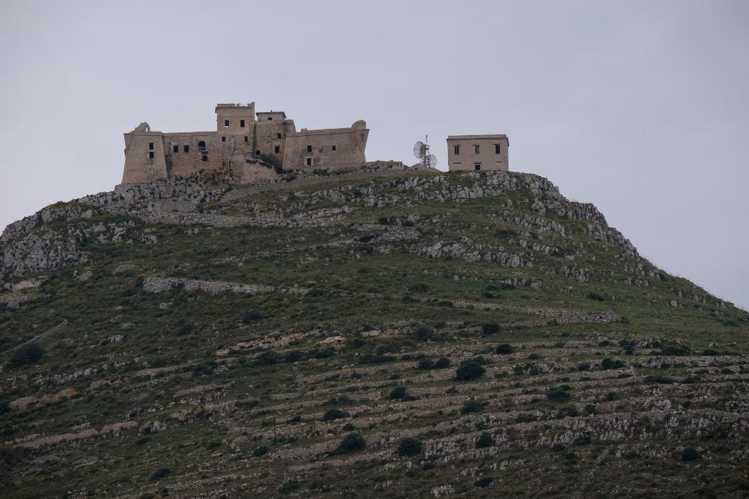 قلعه قدیمی و بناهای سنگی بر فراز تپه در جزیره فاویگنانا (Favignana)