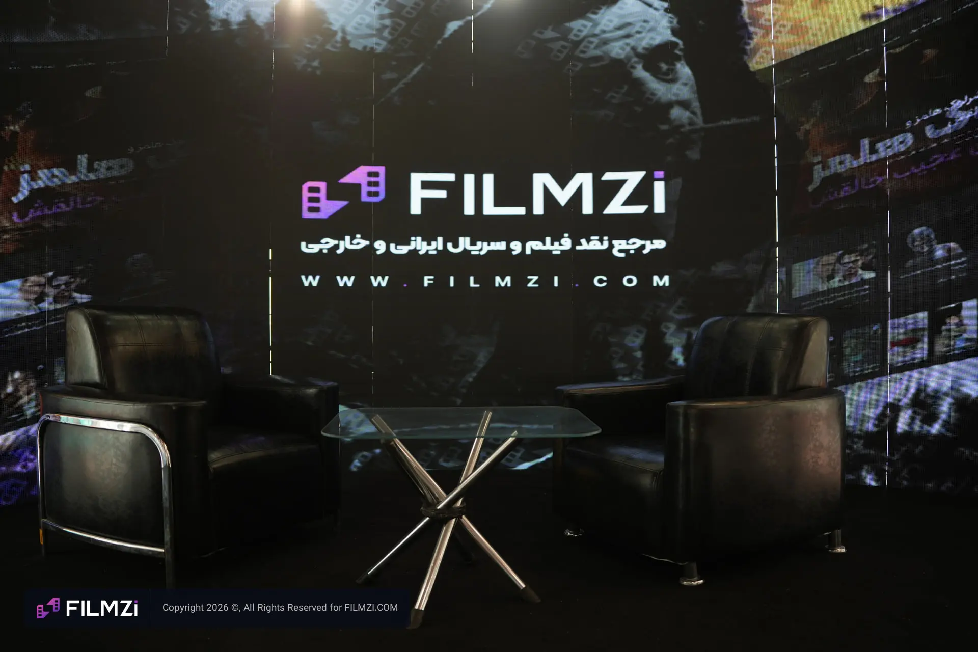 لوگوی سایت فیلمزی (Filmzi) روی پس‌زمینه در جشنواره فیلم کوتاه تهران