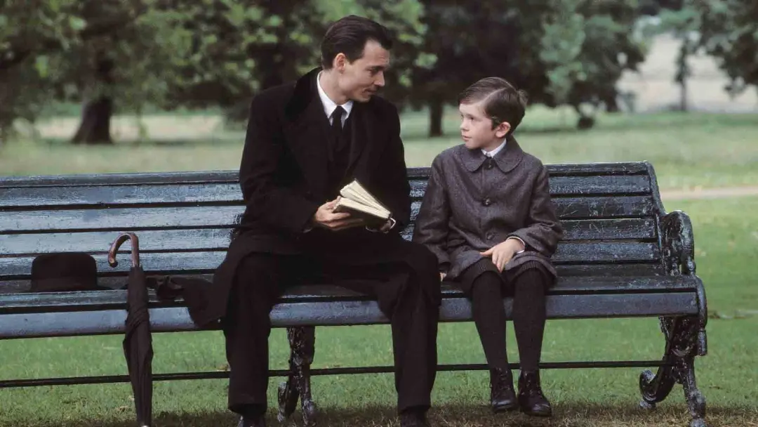 جانی دپ و فردی های‌مور در فیلم Finding Neverland