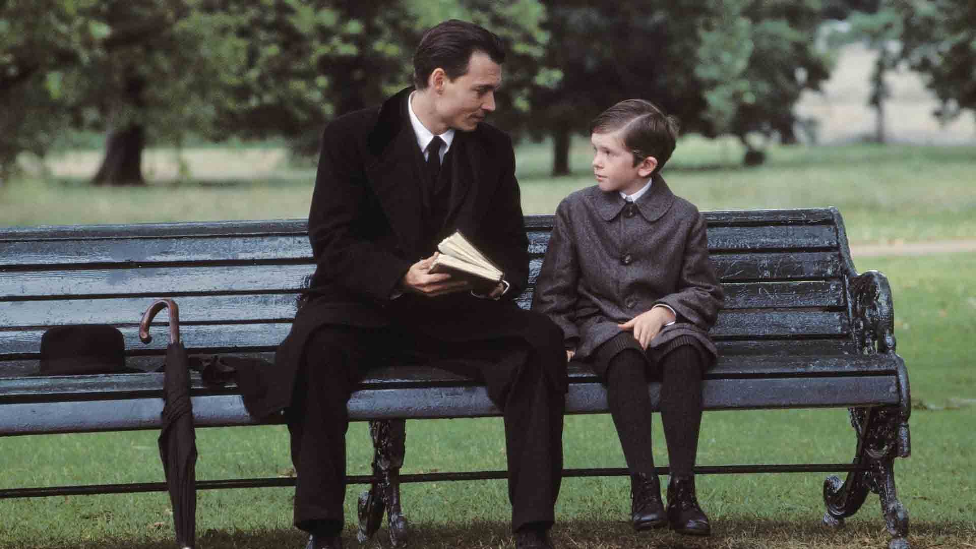 جانی دپ و فردی های‌مور در فیلم Finding Neverland