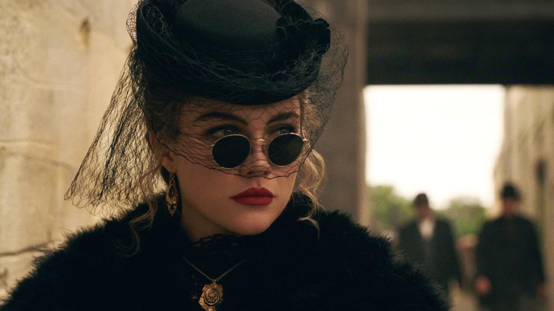 فلورنس پیو (Florence Pugh) با کلاه سیاه و عینک دودی در سریال شرق ادن