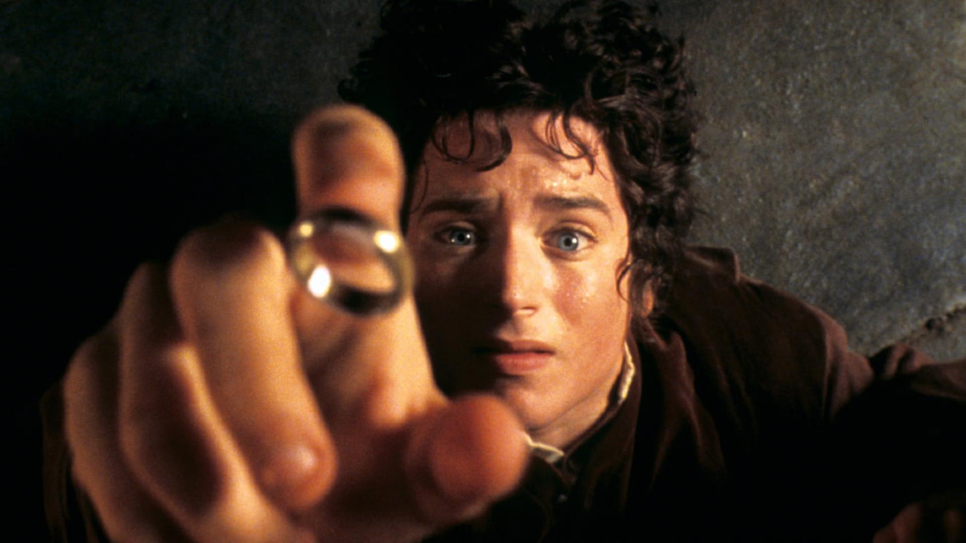 فرودو بگینز (Frodo Baggins) در حال نگه داشتن حلقه یارانه در فیلم ارباب حلقه‌ها