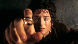 فرودو بگینز (Frodo Baggins) در حال نگه داشتن حلقه یارانه در فیلم ارباب حلقه‌ها