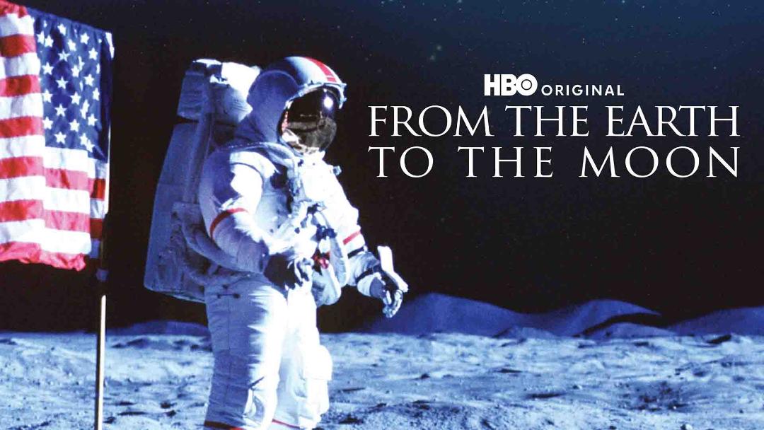 فضانوردی در سریال From the Earth to the Moon با پرچم آمریکا در فضا