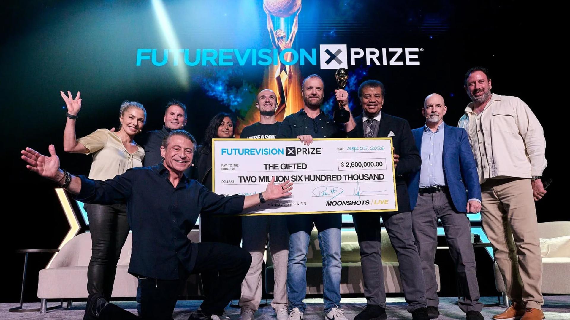 برندگان مسابقه Future Vision XPRIZE در حال نمایش چک جایزه ۲.۶ میلیون دلاری
