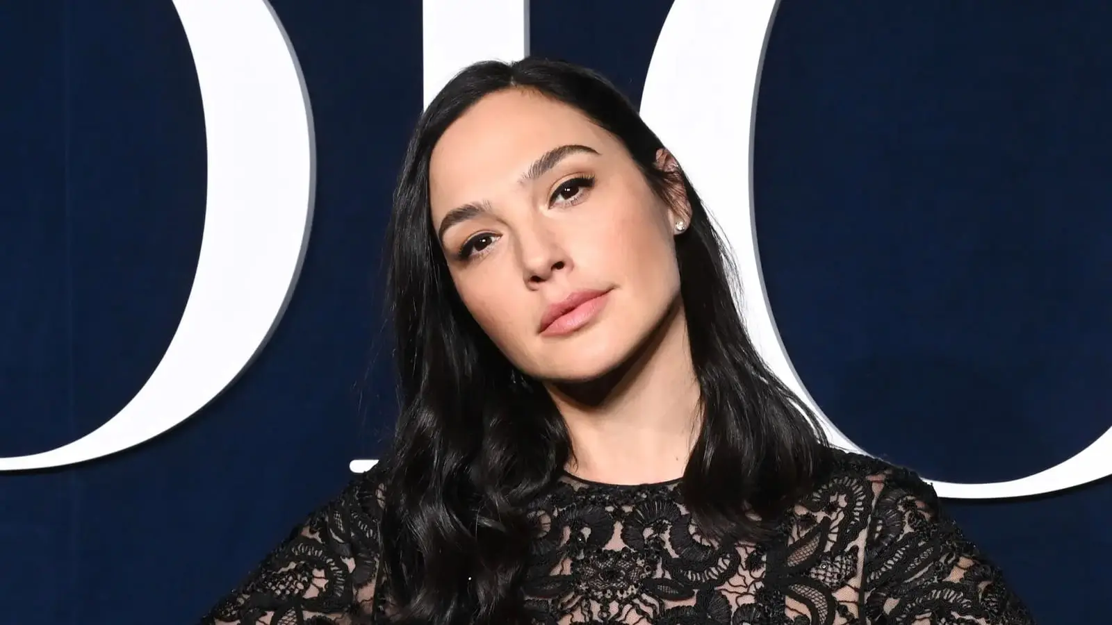 گل گدوت (Gal Gadot) با موهای مشکی در مقابل پس‌زمینه برند دیور