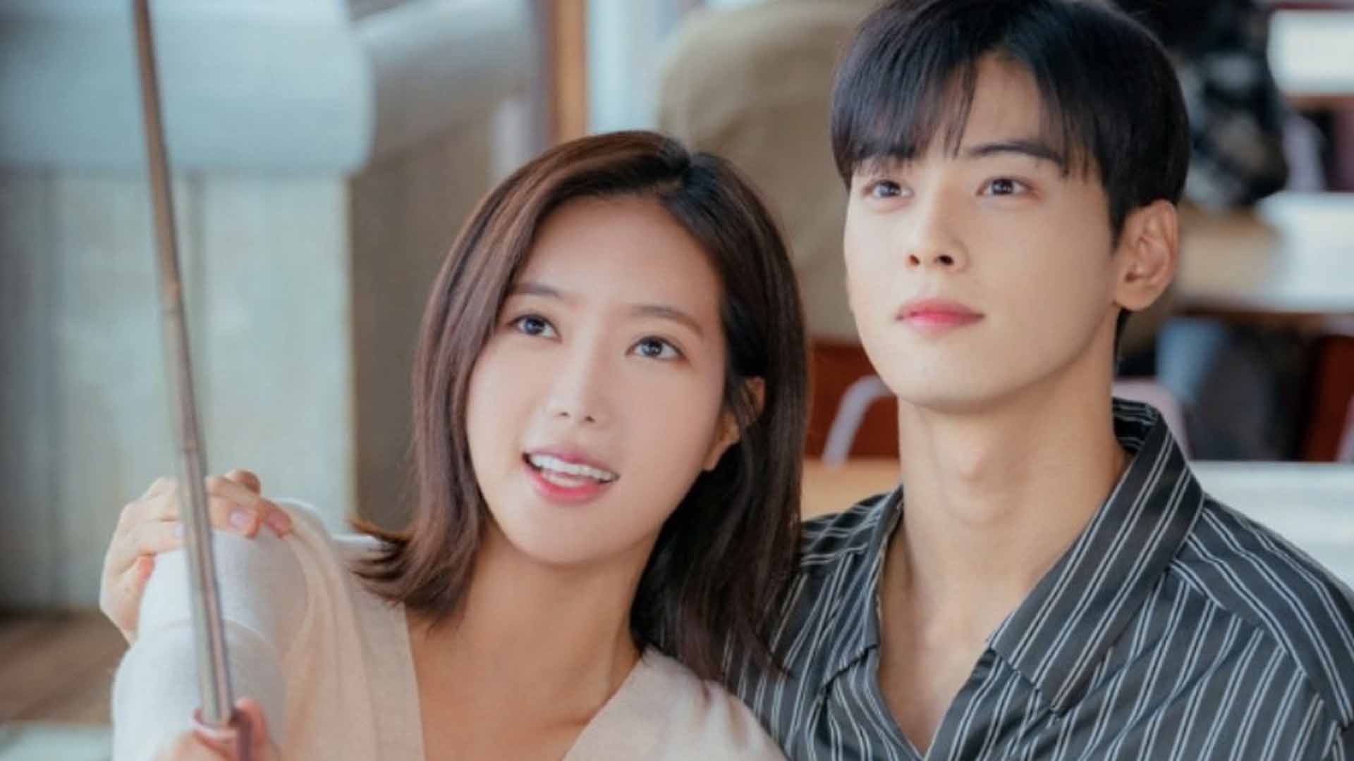 دو بازیگر اصلی سریال Gangnam Beauty در حال عکس گرفتن از خود