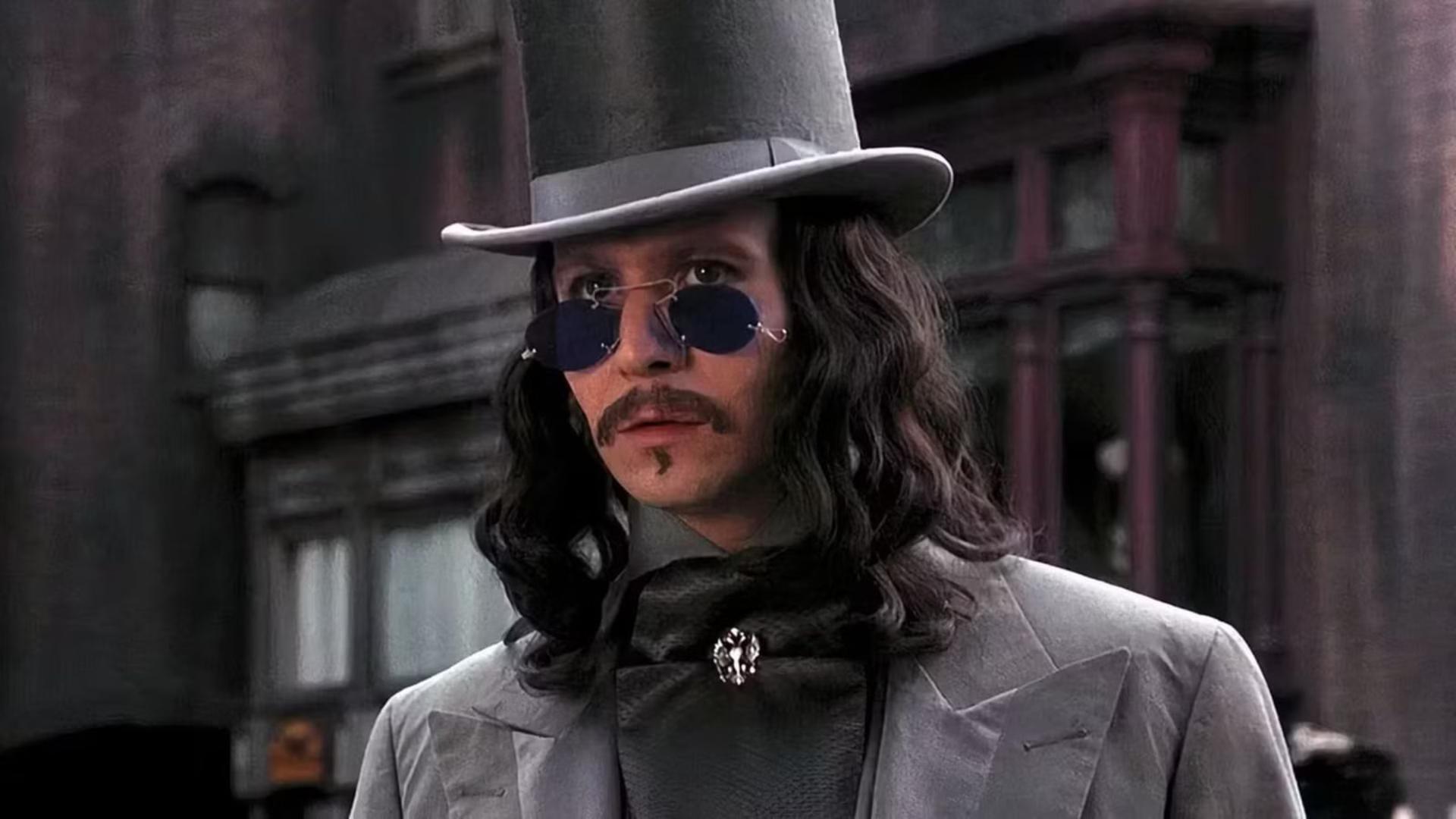 گری اولدمن (Gary Oldman) با کلاه بلند و عینک آفتابی در نقش دراکولا