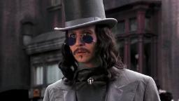 گری اولدمن (Gary Oldman) با کلاه بلند و عینک آفتابی در نقش دراکولا