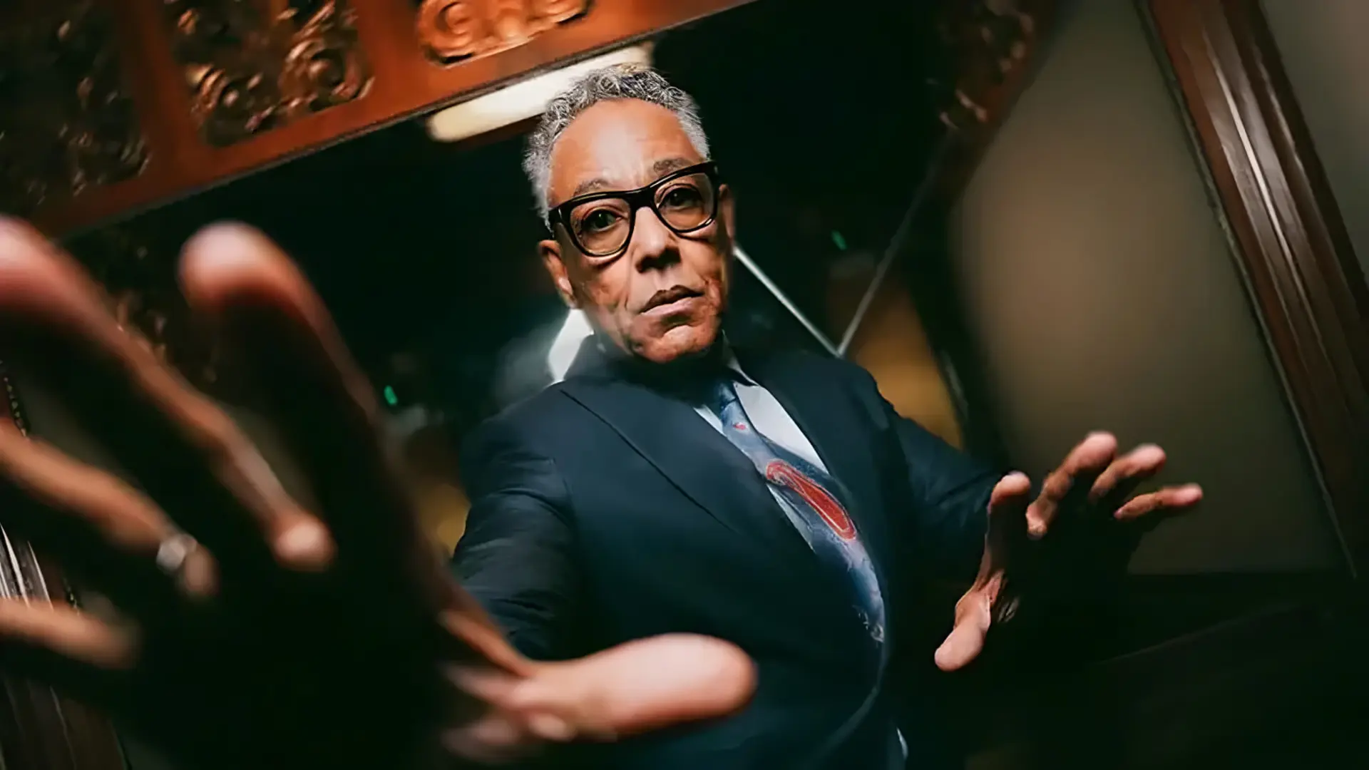 جانکارلو اسپوزیتو (Giancarlo Esposito) با عینک و کت و شلوار در نمای نزدیک