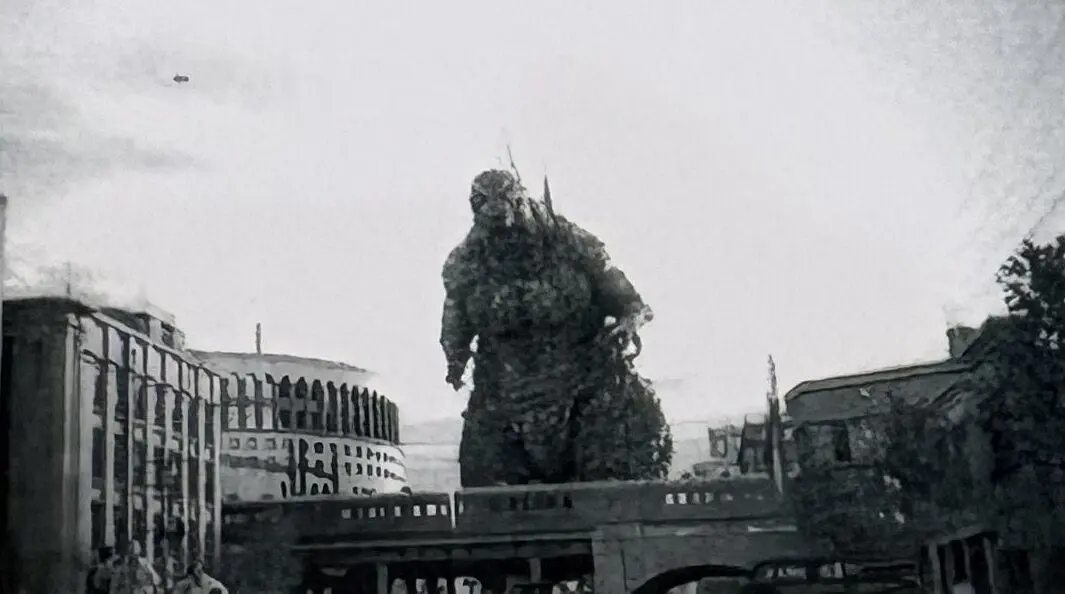 هیولای گودزیلا (Godzilla) در میان ساختمان‌های شهری ژاپن