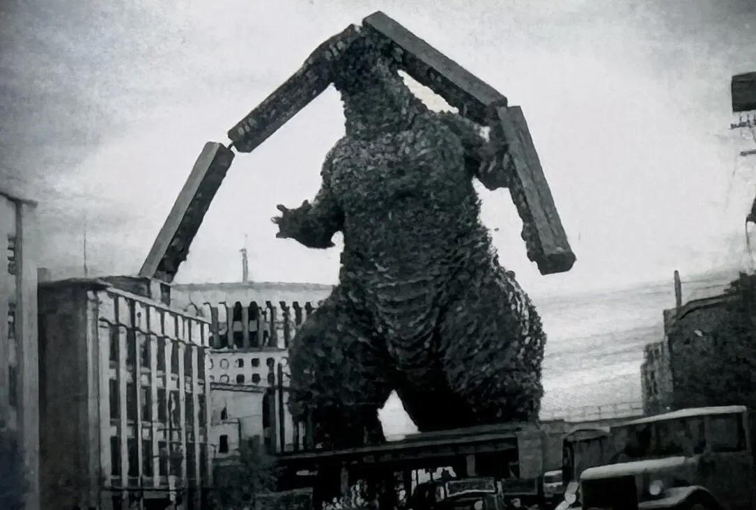 گودزیلا (Godzilla) در حال تخریب قطار شهری در فیلم گودزیلا منفی صفر