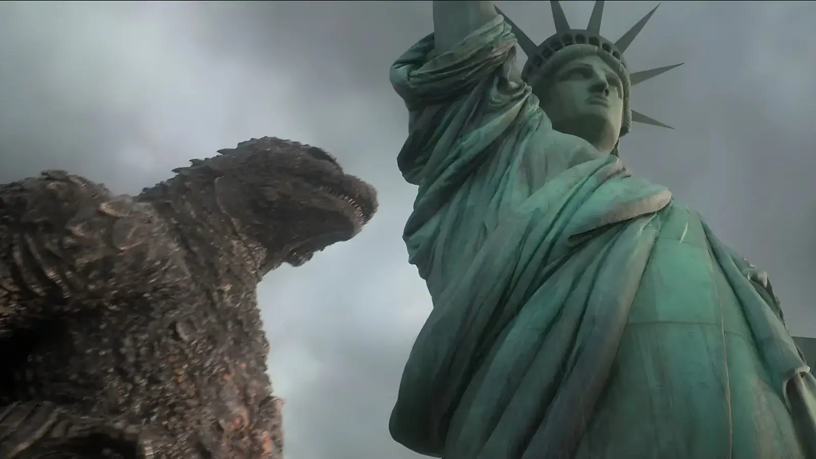 گودزیلا (Godzilla) در مقابل مجسمه آزادی در آسمان ابری
