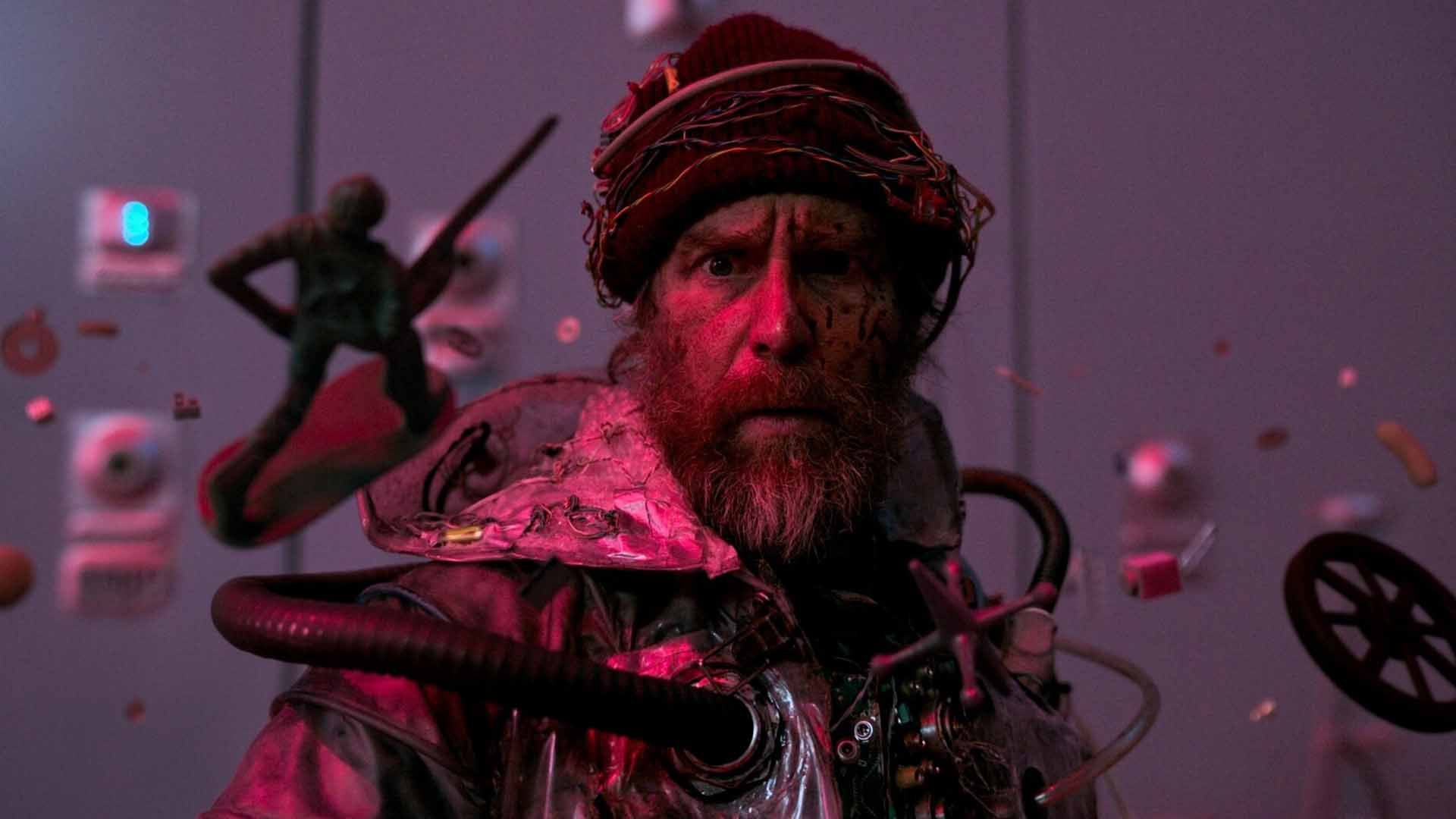 سم راکول با چهره‌ای ترسیده در فیلم Good Luck, Have Fun, Don't Die