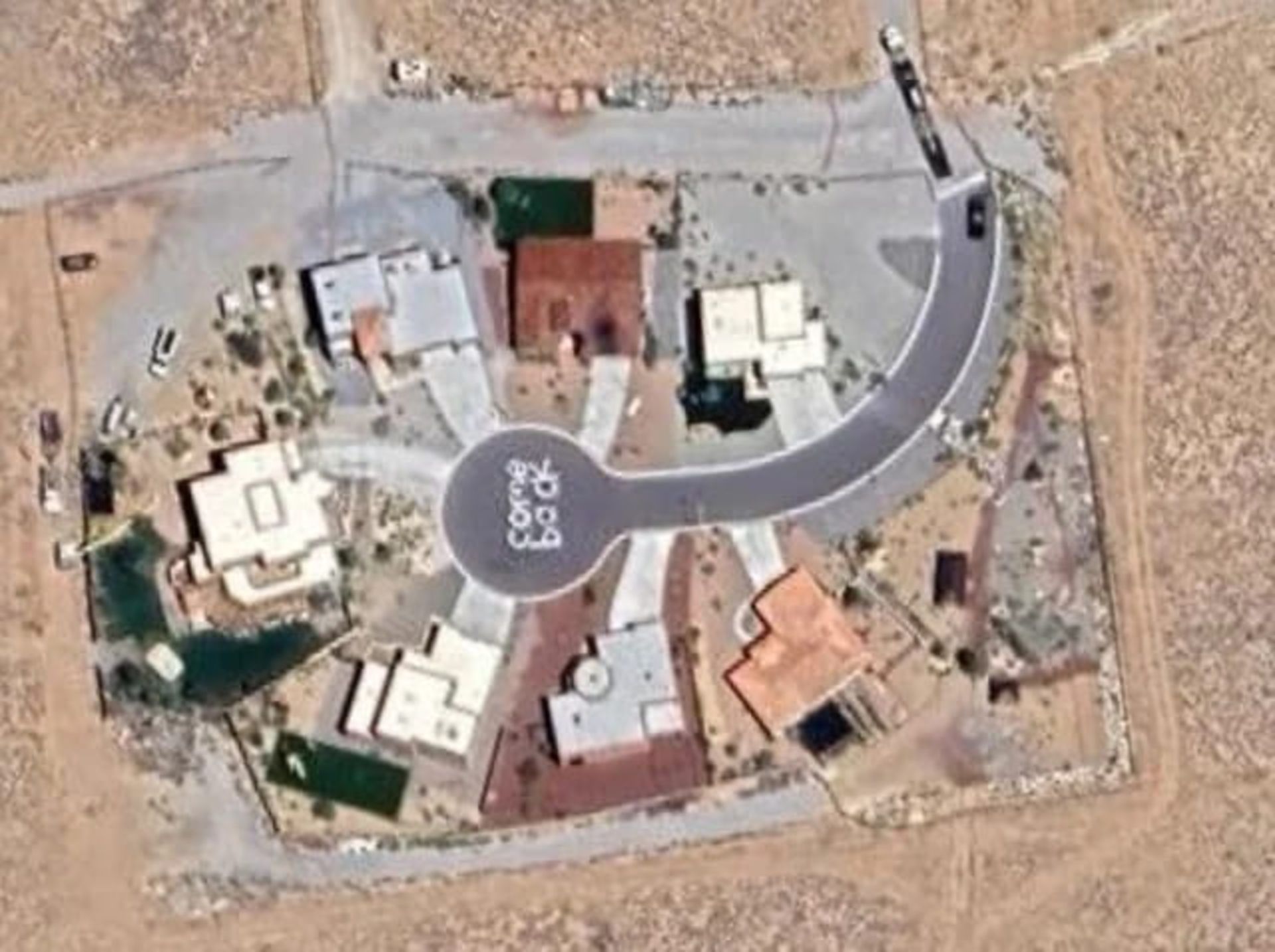 تصویر مختصات لوکیشن سریال Pluribus وینس گیلیگان