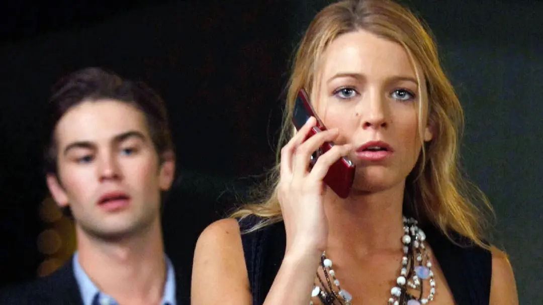 بلیک لایولی (Blake Lively) در حال صحبت با تلفن همراه در صحنه