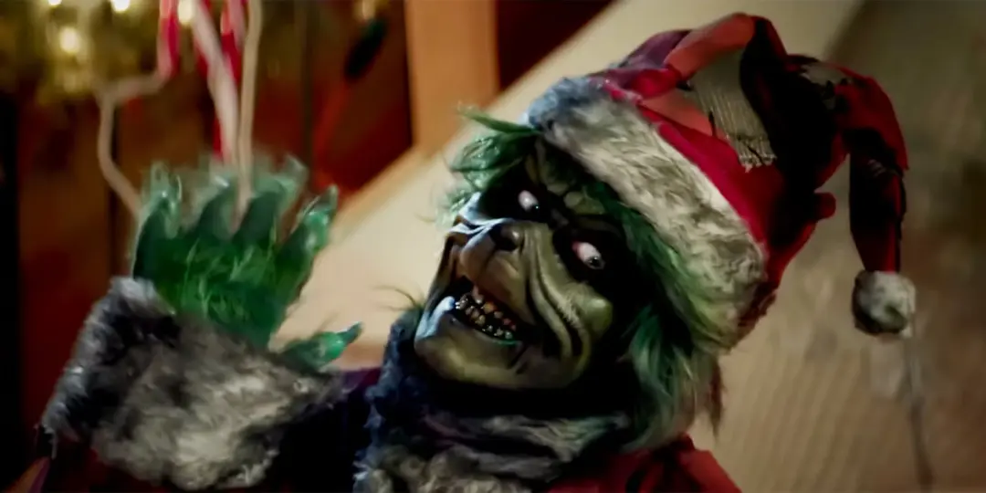 چهره ترسناک و خشمگین گرینچ (The Grinch) با کلاه قرمز کریسمس