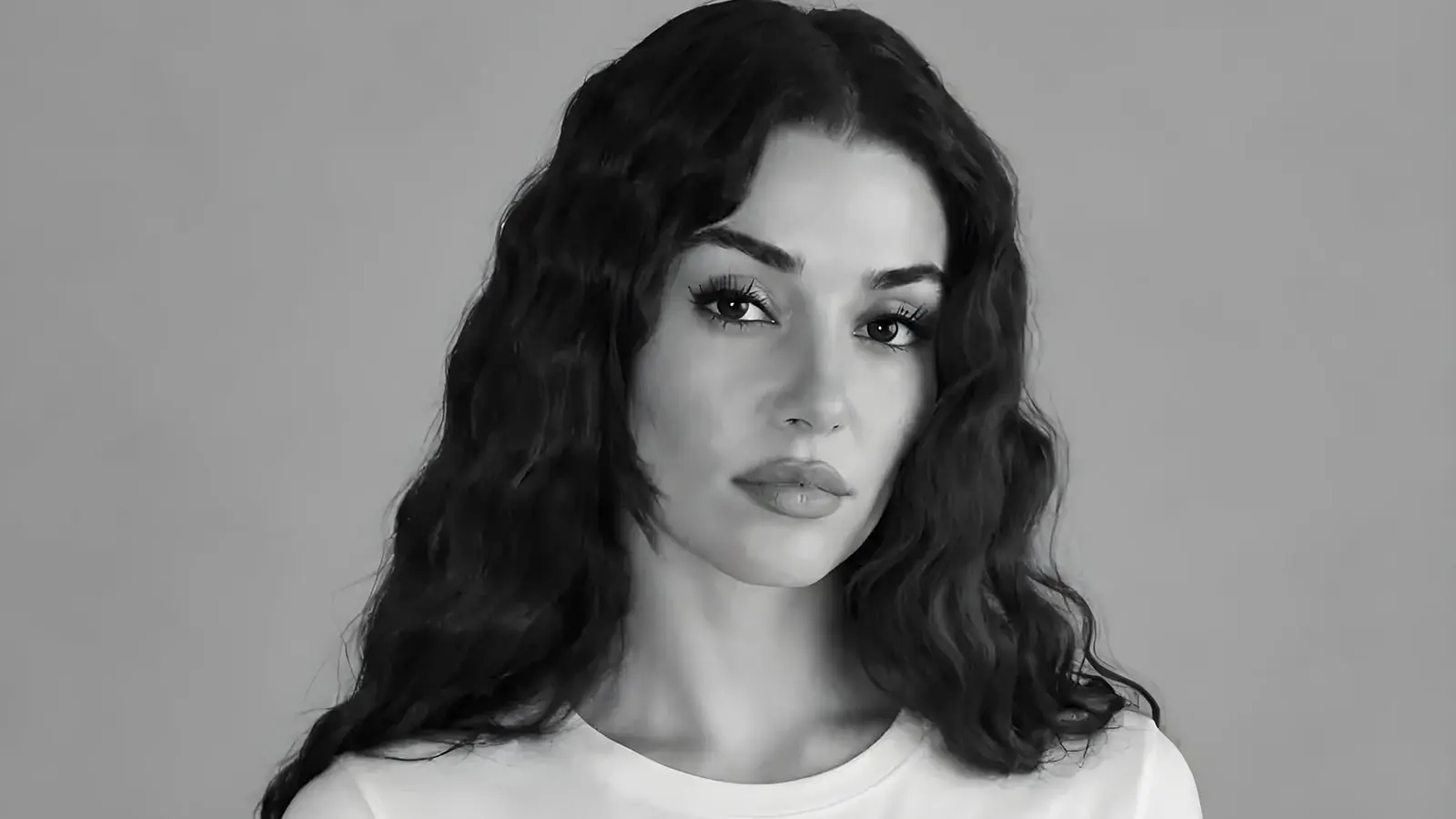 چهره بازیگر ترکیه هانده ارچل (Hande Erçel) با موهای موج‌دار در نمای نزدیک