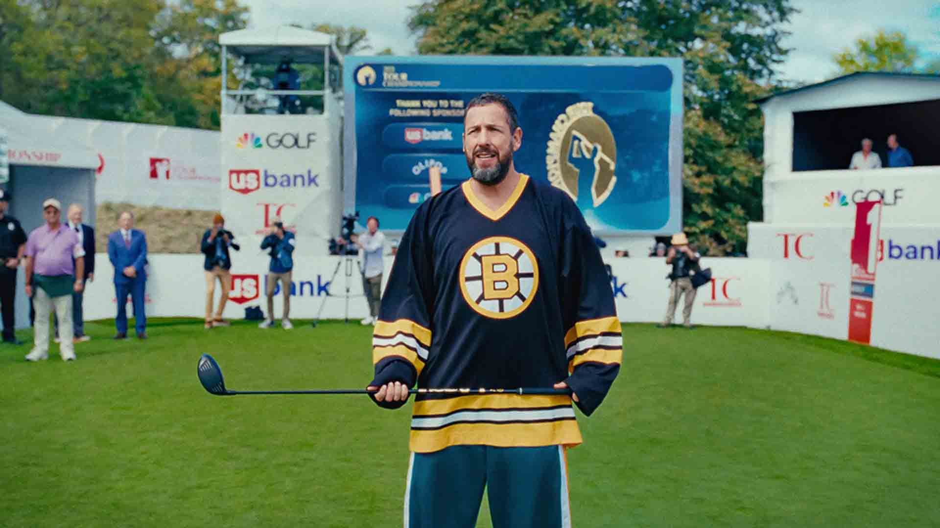 آدام سندلر با یک چوب گلف در فیلم Happy Gilmore 2