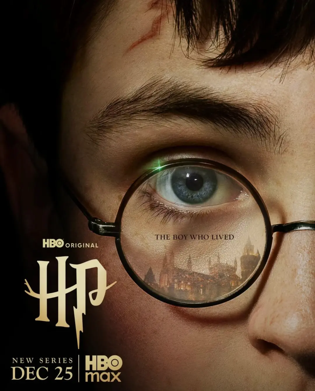 چشم هری پاتر (Harry Potter) پشت عینک گرد با انعکاس قلعه هاگوارتز