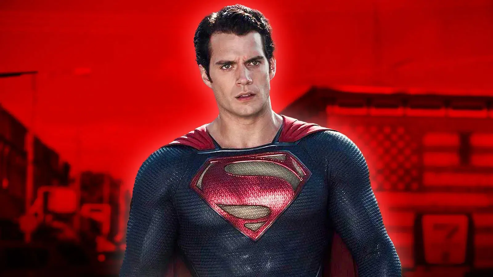 هنری کویل (Henry Cavill) با لباس ابرقهرمان سوپرمن در پس‌زمینه‌ای قرمز