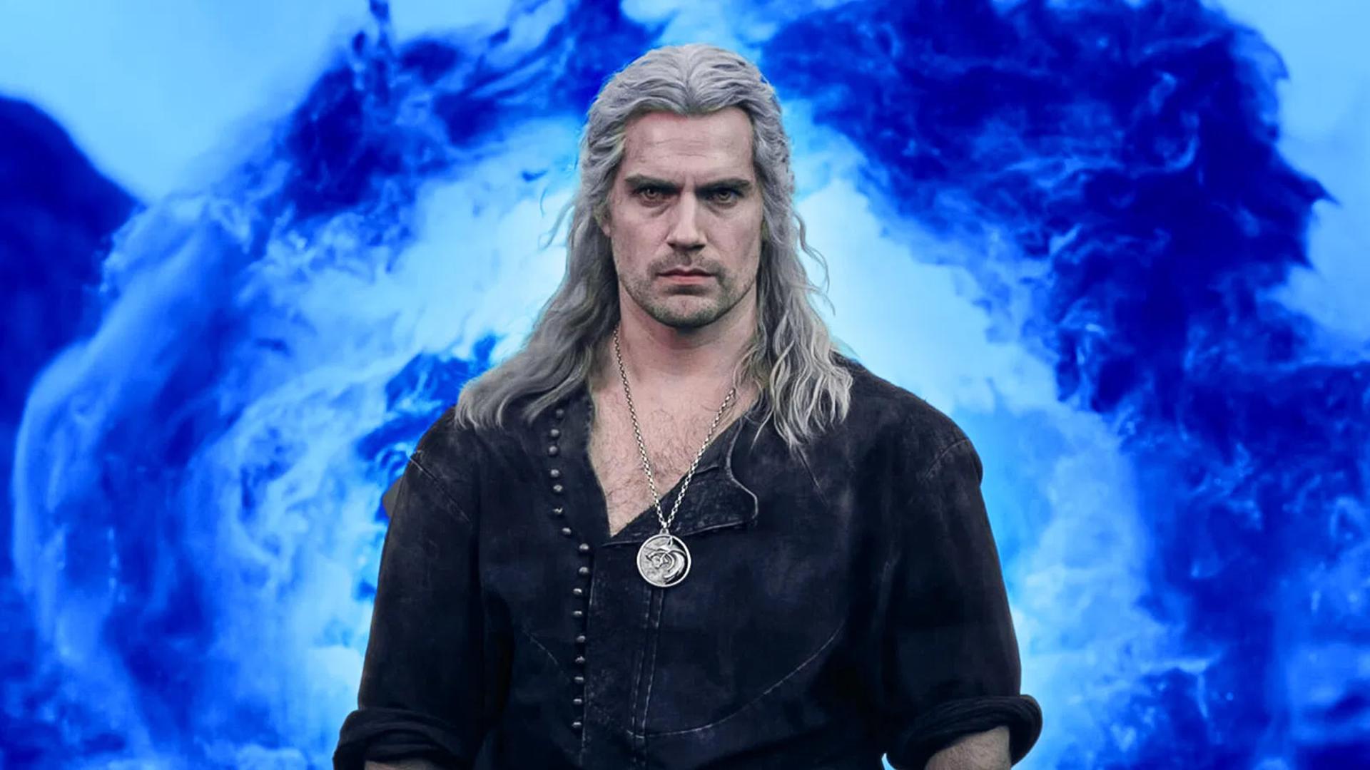 هنری کویل (Henry Cavill) با موهای نقره‌ای و گردنبند ویچر در مقابل پس‌زمینه‌ی آبی