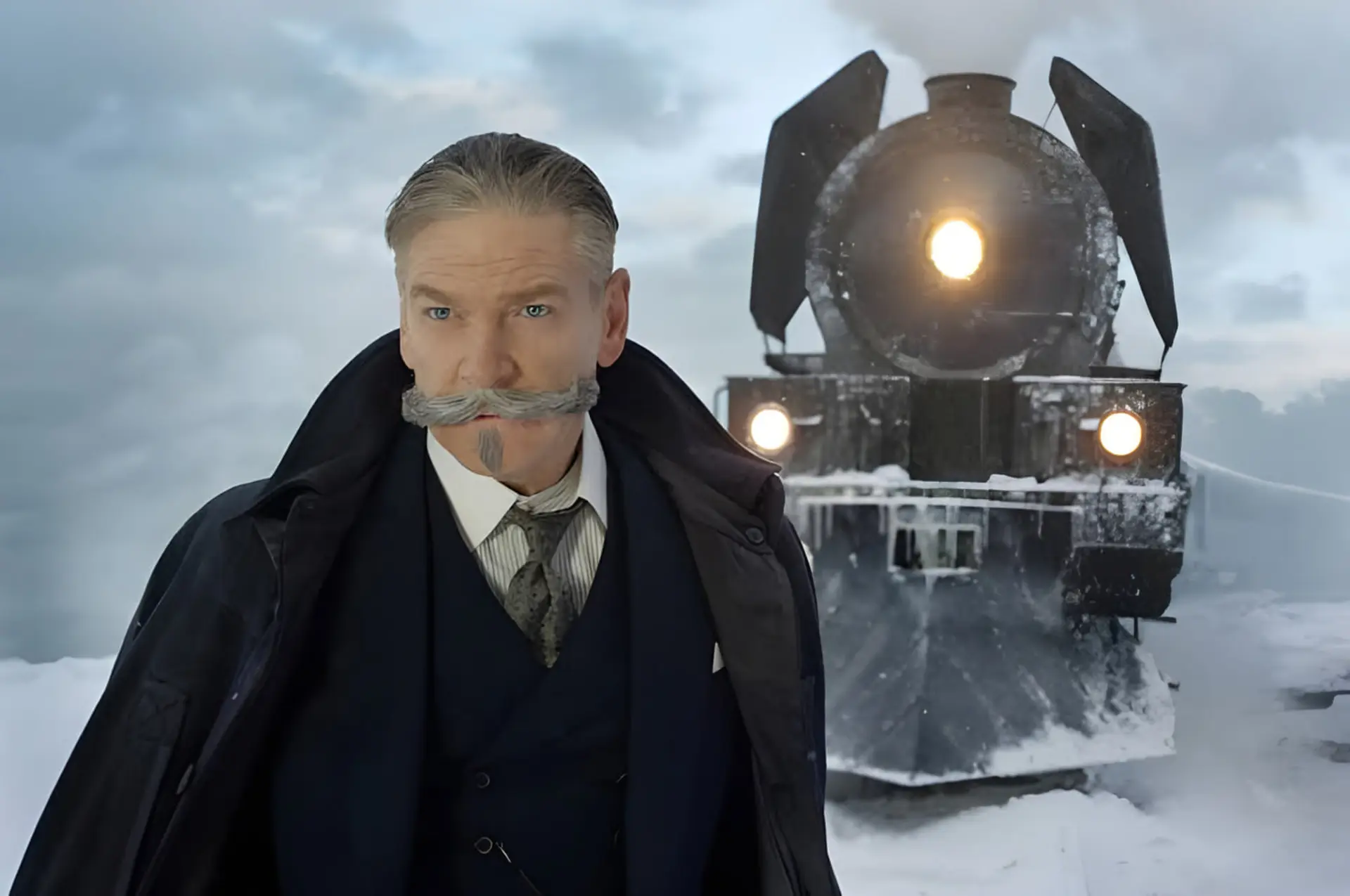 هیرکیول پوآرو (Hercule Poirot) با سبیل مشخص در مقابل قطار بخار در برف