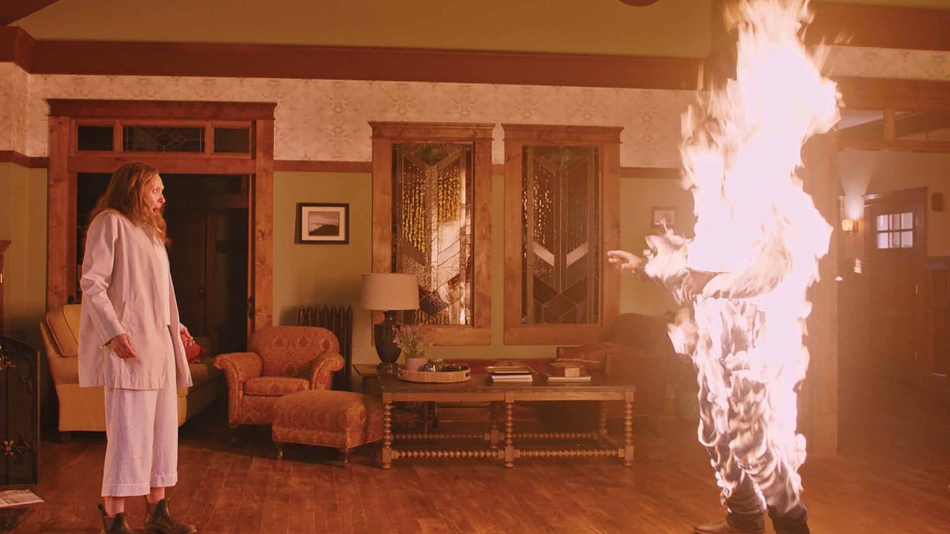 تونی کولت و فردی که آتش گرفته در فیلم Hereditary