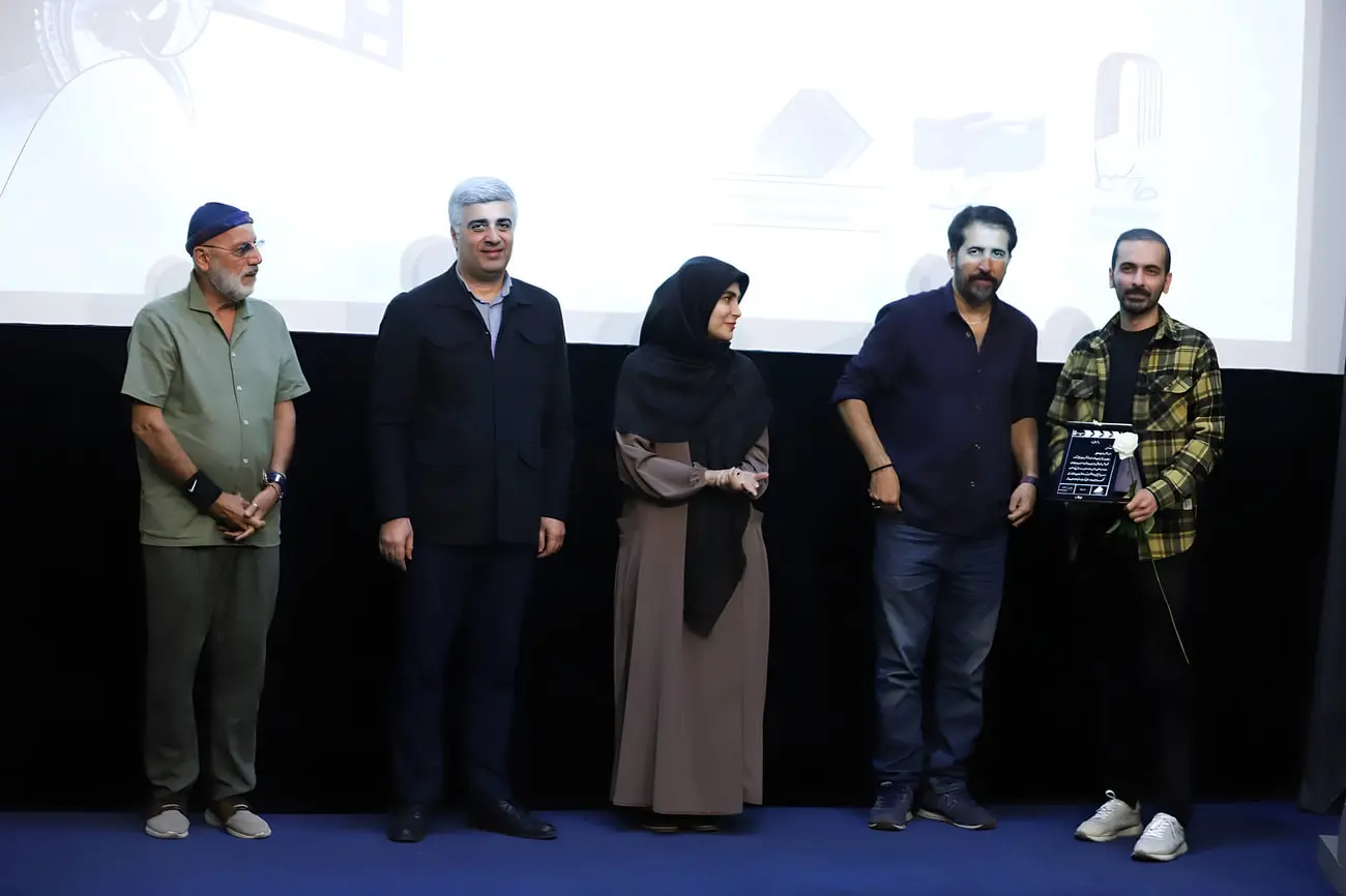 هنرمندان در مراسم تقدیر از ستون‌های پنهان سینما در سالن نمایش