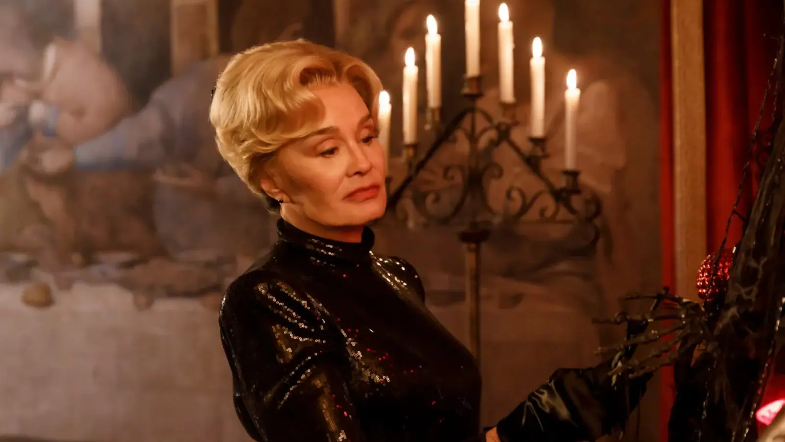 بازیگر هالیوودی (Hollywood actress) در مقابل شمعدان و نقاشی قدیمی