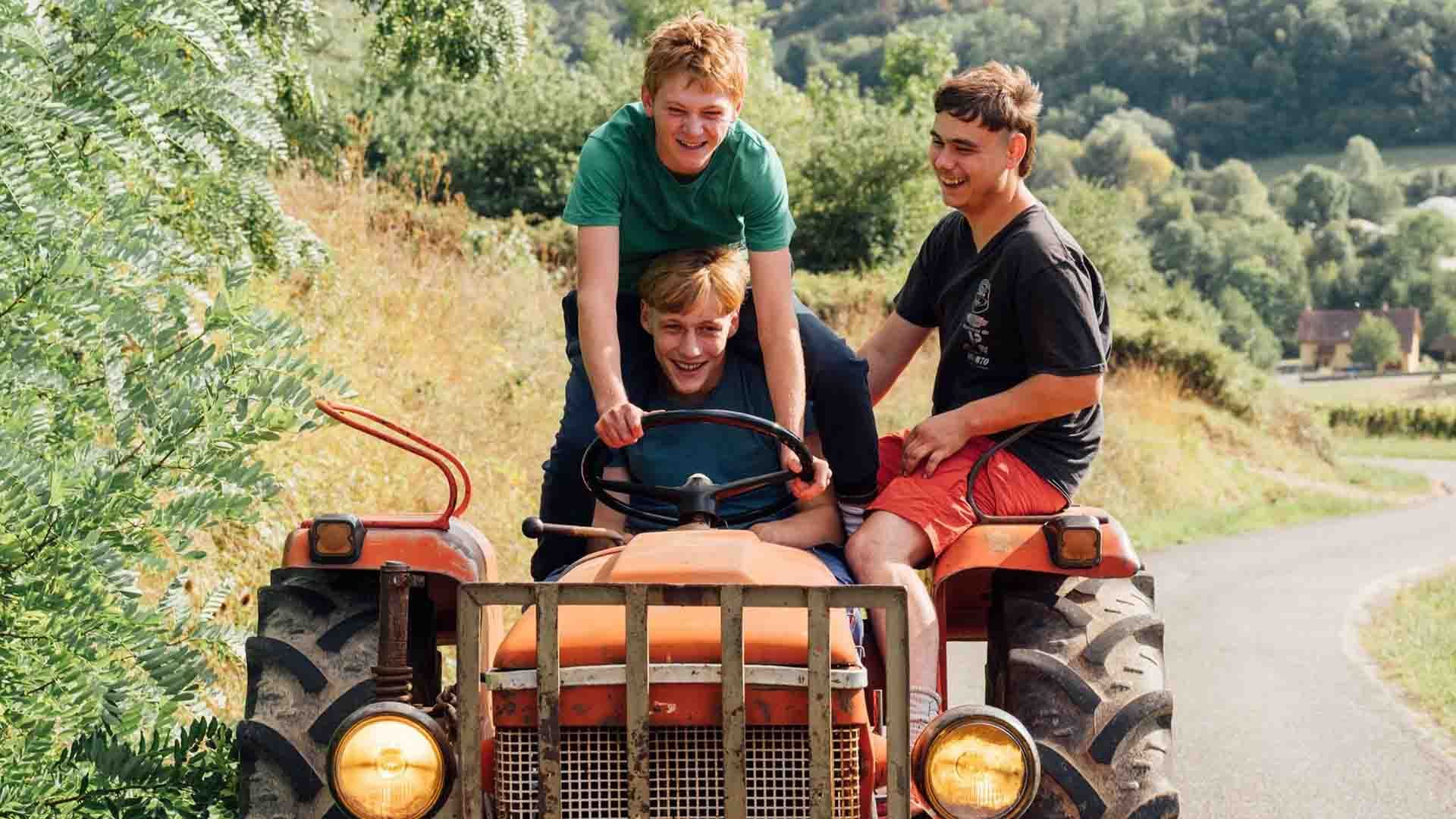 پسربچه‌ها در حال تراکتورسواری در فیلم Holy Cow