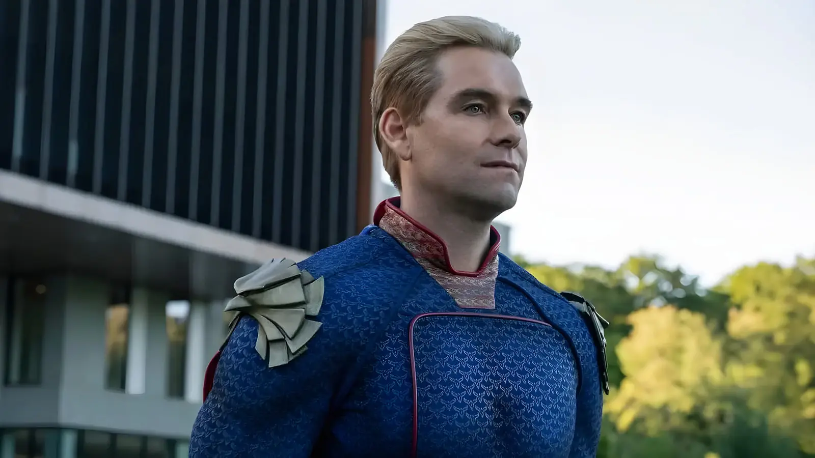 هوملندر (Homelander) با لباس ابرقهرمانی آبی در فضای باز
