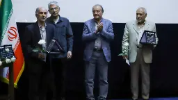 هنرمندان سینما در مراسم تقدیر با تابلوی یادبود و گل سفید