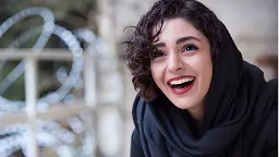 هستی مهدوی (Hasti Mahdavifar) با پوشش مشکی در فضای باز