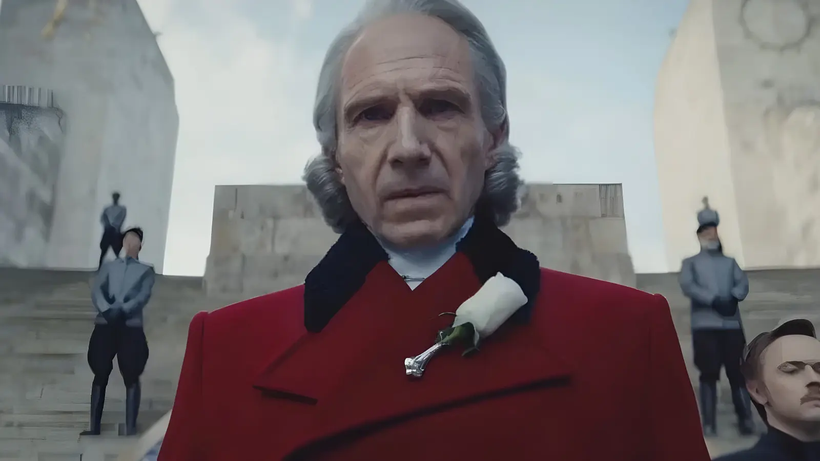 بازیگر فیلم بازی‌های گرسنگی (Hunger Games) با کت قرمز در فضای باز