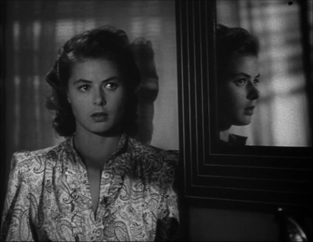 اینگرید برگمن (Ingrid Bergman) با نگاهی متفکر در مقابل آینه