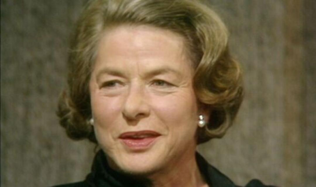 چهره اینگرید برگمن (Ingrid Bergman) با موهای کوتاه و گوشواره مروارید