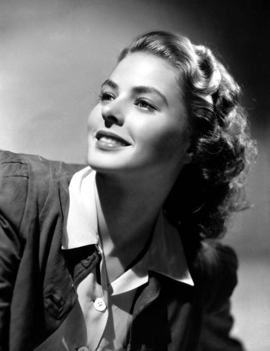 اینگرید برگمن (Ingrid Bergman) با لبخند در یک پرتره کلاسیک سیاه و سفید