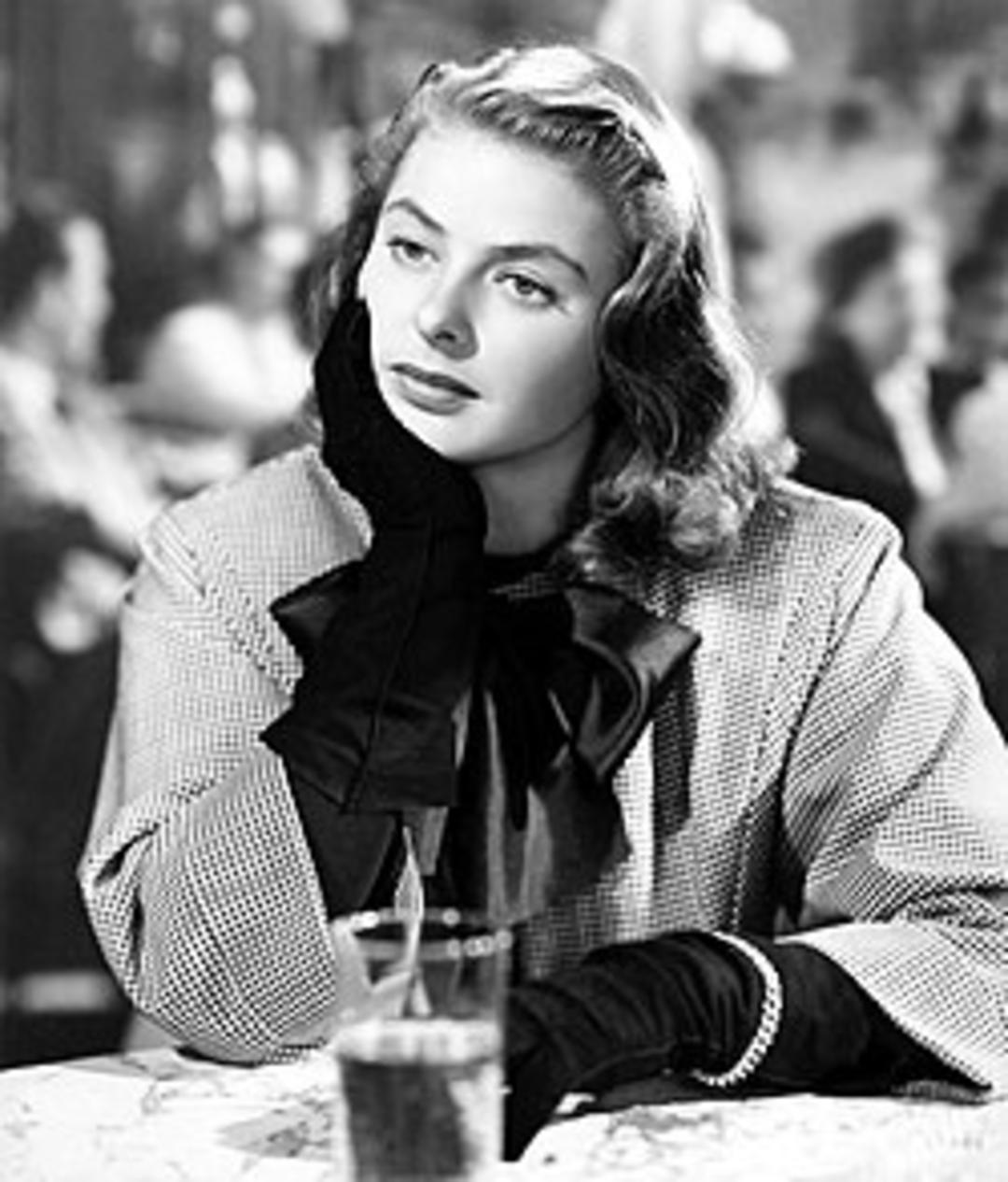 اینگرید برگمن (Ingrid Bergman) با دستکش‌های مشکی در یک کافه