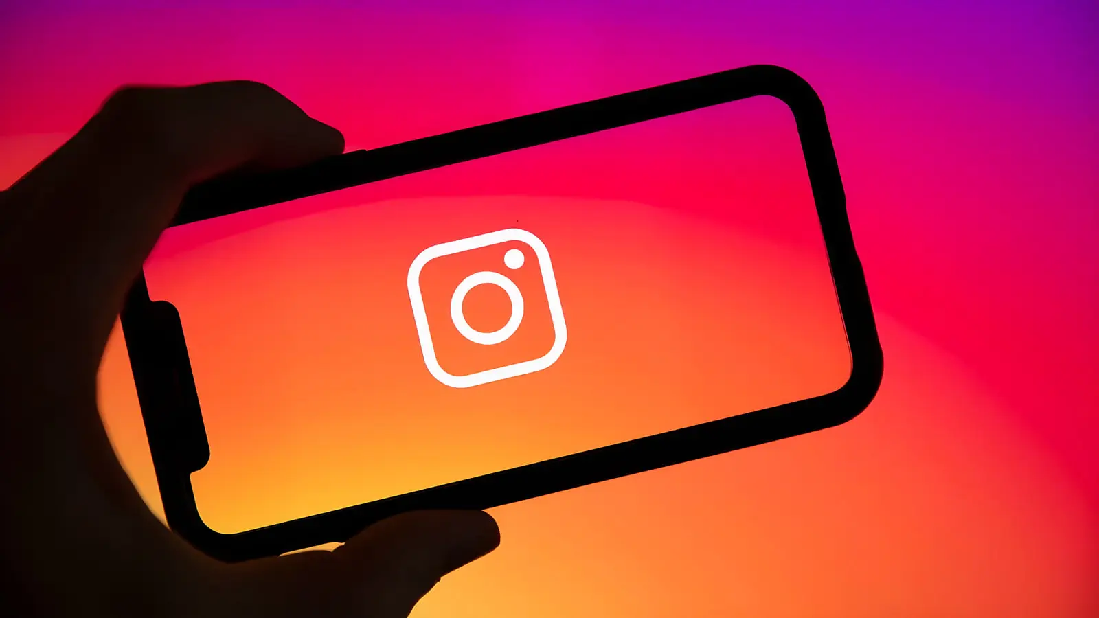 لوگوی اینستاگرام (Instagram) روی صفحه نمایش یک گوشی هوشمند